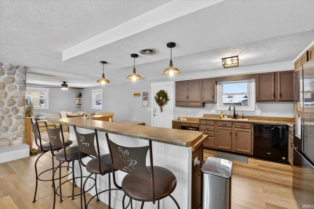 6010 S 020 West, Wolcottville, IN 46795