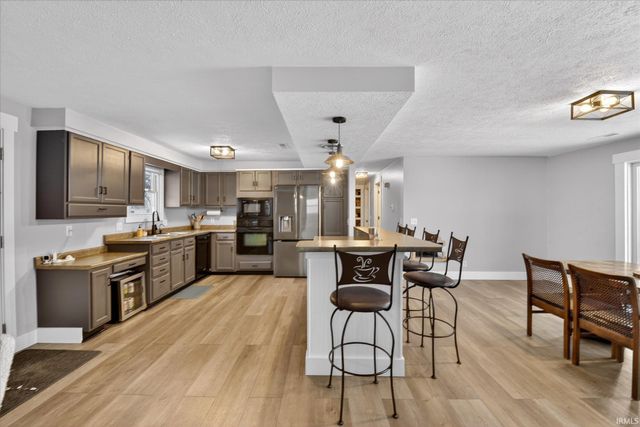 6010 S 020 West, Wolcottville, IN 46795