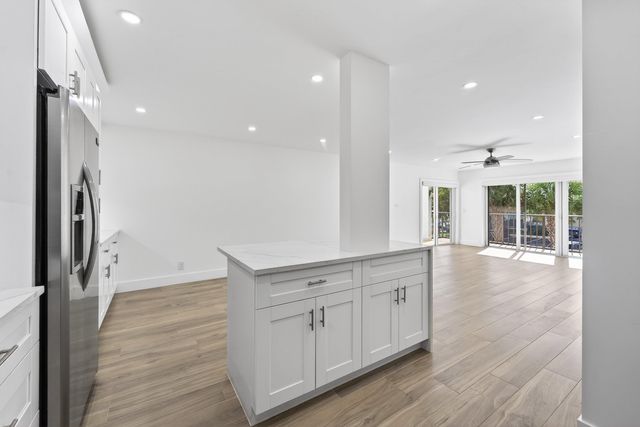 1206 S Lake Drive 203, Lantana, FL 33462