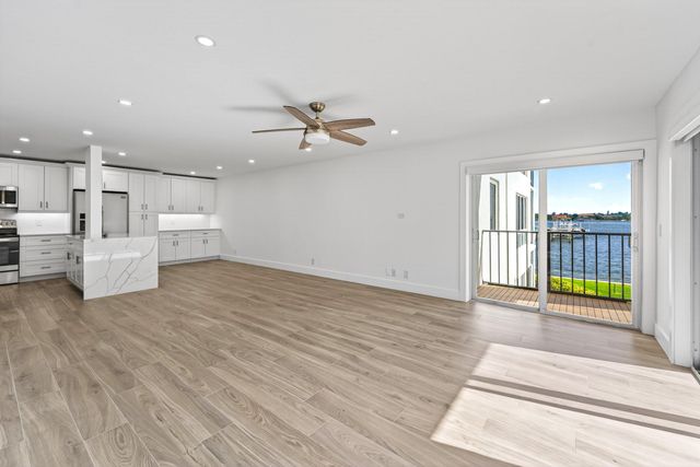 1206 S Lake Drive 203, Lantana, FL 33462