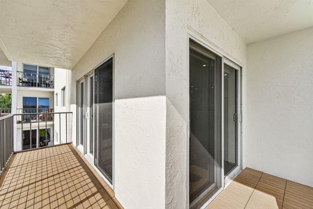 1206 S Lake Drive 203, Lantana, FL 33462