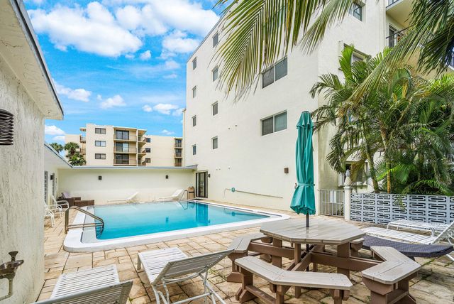 1206 S Lake Drive 203, Lantana, FL 33462