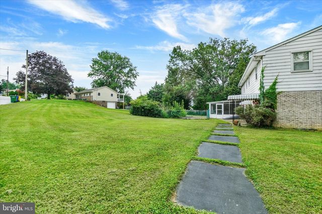 2484 FRIESIAN RD, York, PA 17406
