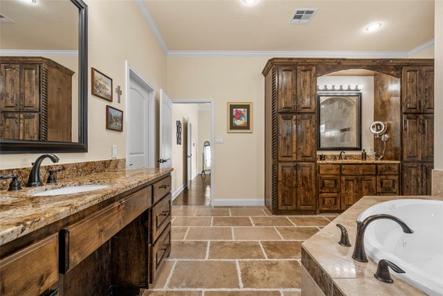 241 W Chapman Road, Hewitt, TX 76643