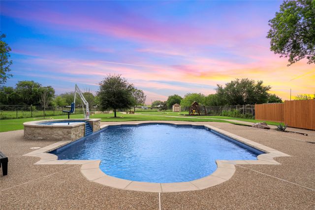 241 W Chapman Road, Hewitt, TX 76643