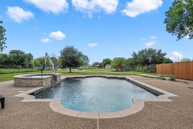 241 W Chapman Road, Hewitt, TX 76643