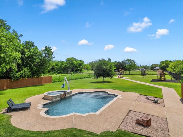241 W Chapman Road, Hewitt, TX 76643