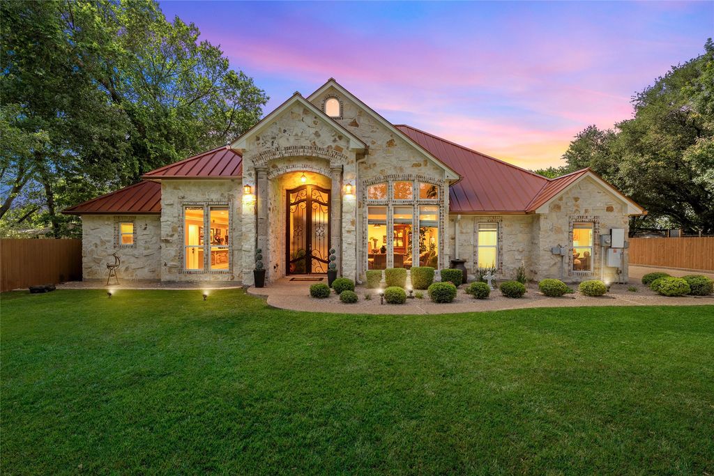 241 W Chapman Road, Hewitt, TX 76643