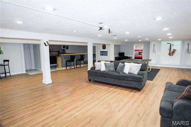 6660 Lakeside Hills Drive, Florissant, MO 63033