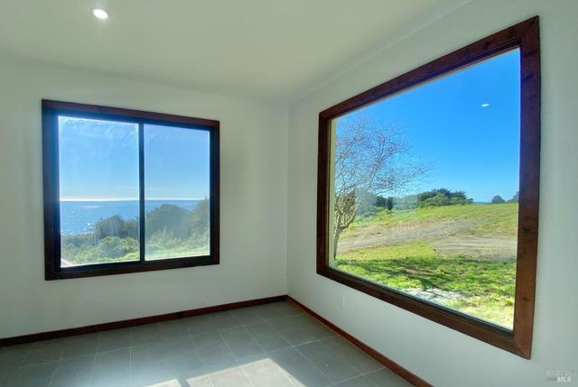 41301 Seascape Dr, Westport, CA 95488