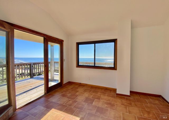 41301 Seascape Dr, Westport, CA 95488