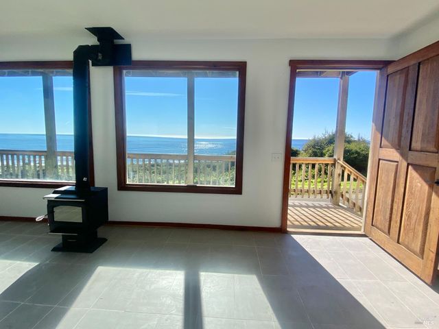 41301 Seascape Dr, Westport, CA 95488