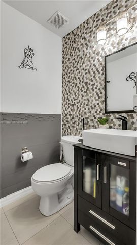 9831 NW 2nd St, Plantation, FL 33324