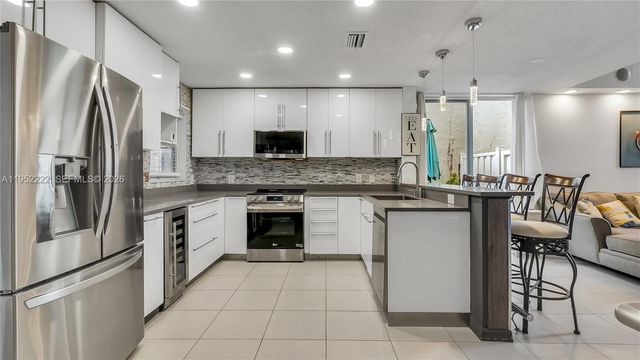 9831 NW 2nd St, Plantation, FL 33324