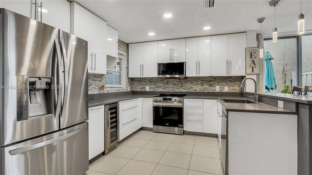 9831 NW 2nd St, Plantation, FL 33324