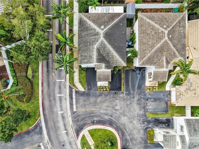 9831 NW 2nd St, Plantation, FL 33324