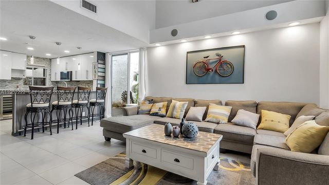 9831 NW 2nd St, Plantation, FL 33324