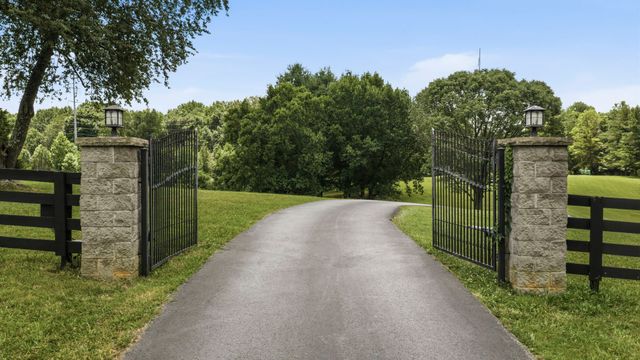 1766 Hunts Ln, Bowling Green, KY 42103