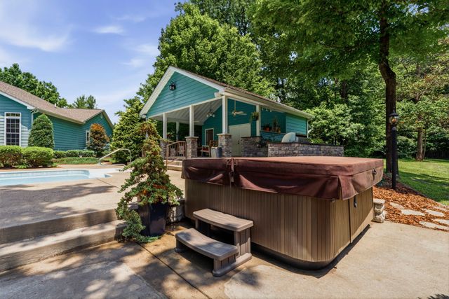 1766 Hunts Ln, Bowling Green, KY 42103