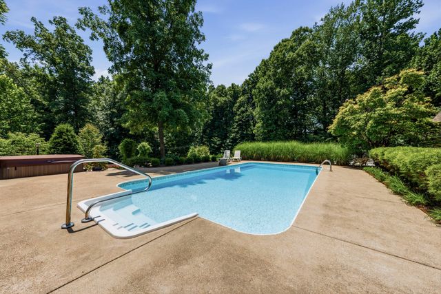 1766 Hunts Ln, Bowling Green, KY 42103