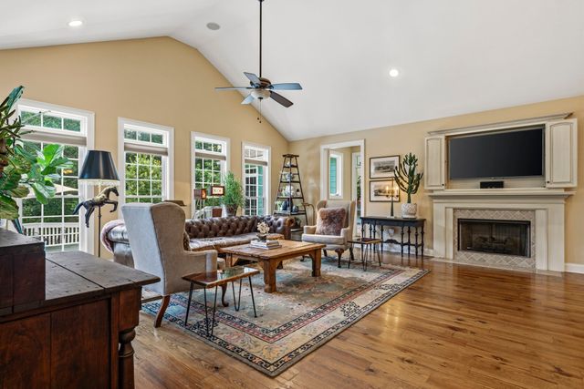 1766 Hunts Ln, Bowling Green, KY 42103