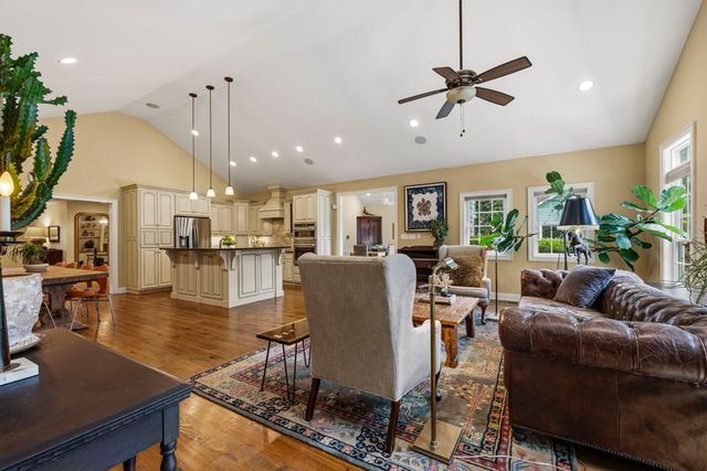 1766 Hunts Ln, Bowling Green, KY 42103