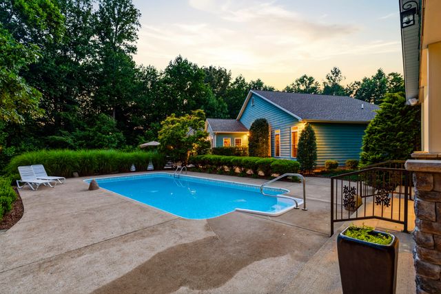 1766 Hunts Ln, Bowling Green, KY 42103