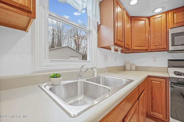 8940 Angola Road, Holland, OH 43528