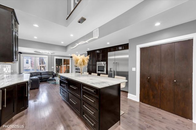 461 W Melrose Street, Chicago, IL 60657