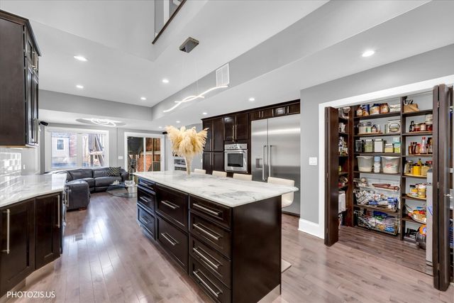 461 W Melrose Street, Chicago, IL 60657