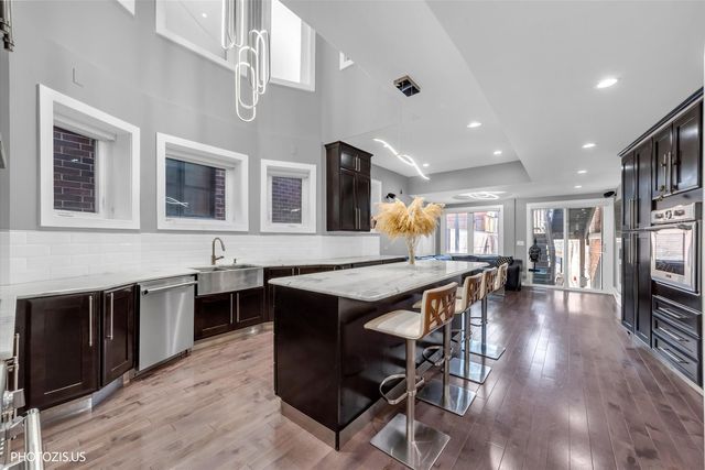 461 W Melrose Street, Chicago, IL 60657