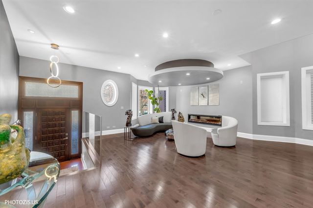 461 W Melrose Street, Chicago, IL 60657