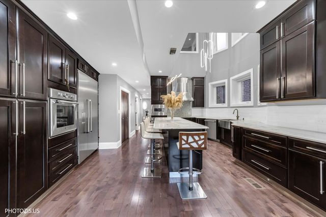 461 W Melrose Street, Chicago, IL 60657