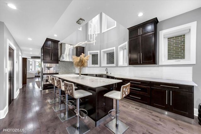 461 W Melrose Street, Chicago, IL 60657