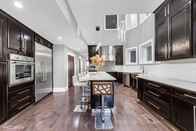 461 W Melrose Street, Chicago, IL 60657