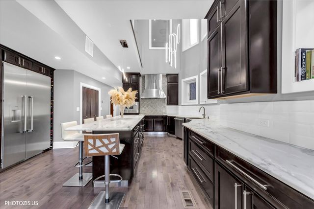 461 W Melrose Street, Chicago, IL 60657