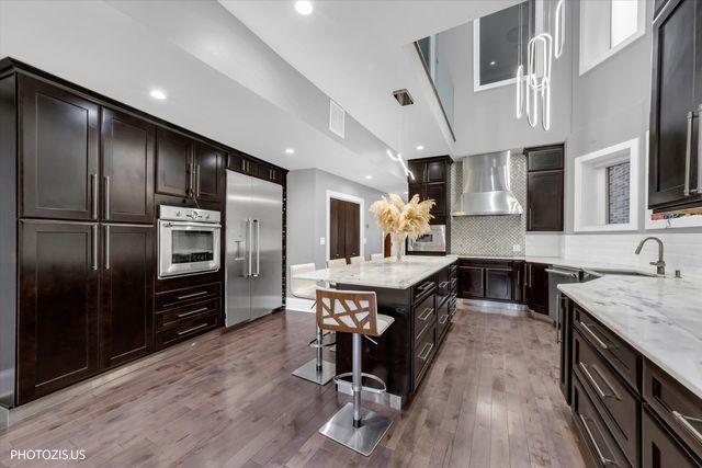 461 W Melrose Street, Chicago, IL 60657