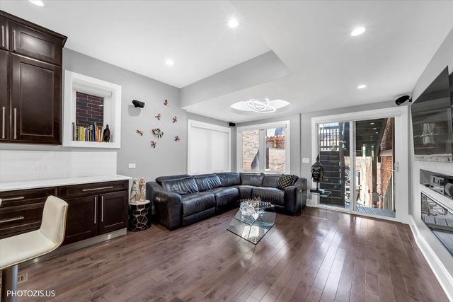 461 W Melrose Street, Chicago, IL 60657