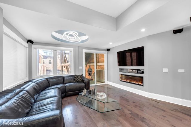 461 W Melrose Street, Chicago, IL 60657