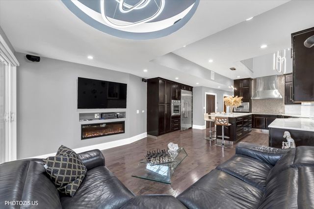 461 W Melrose Street, Chicago, IL 60657