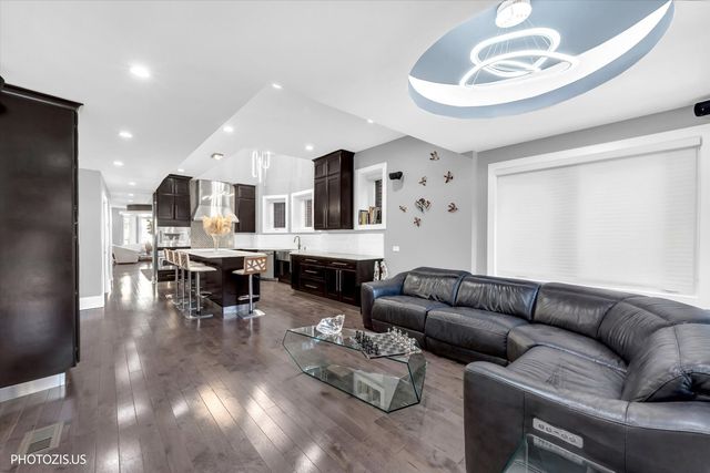 461 W Melrose Street, Chicago, IL 60657