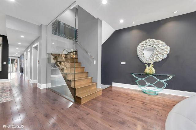 461 W Melrose Street, Chicago, IL 60657