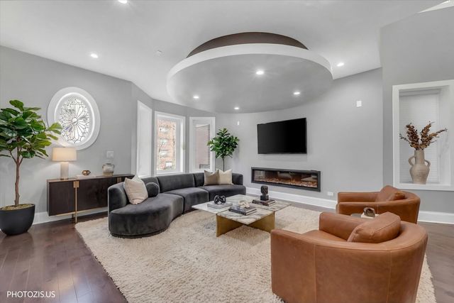 461 W Melrose Street, Chicago, IL 60657