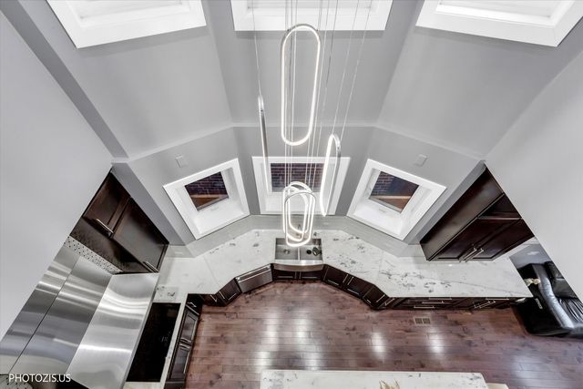 461 W Melrose Street, Chicago, IL 60657