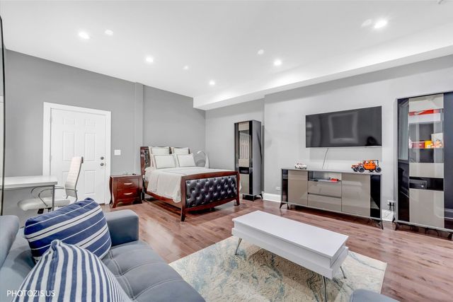 461 W Melrose Street, Chicago, IL 60657