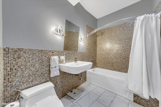 461 W Melrose Street, Chicago, IL 60657