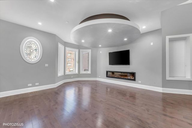 461 W Melrose Street, Chicago, IL 60657