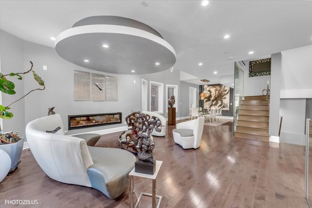 461 W Melrose Street, Chicago, IL 60657