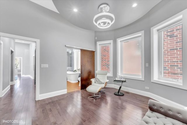 461 W Melrose Street, Chicago, IL 60657