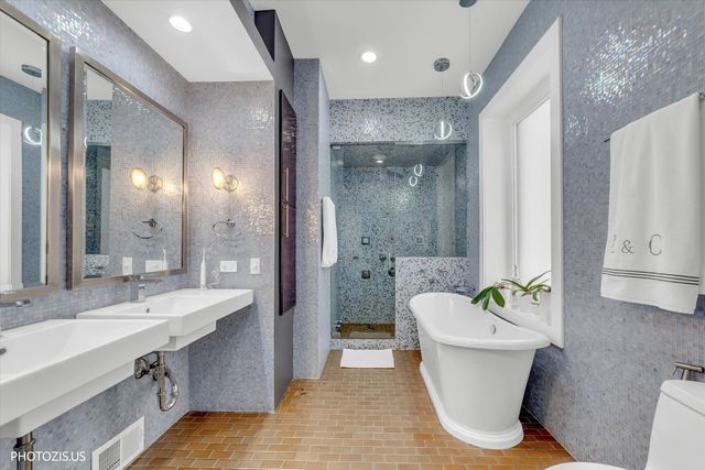 461 W Melrose Street, Chicago, IL 60657